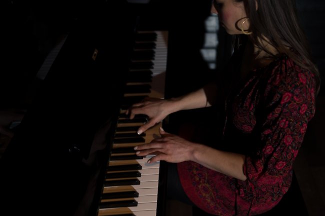Piano player, playing live music